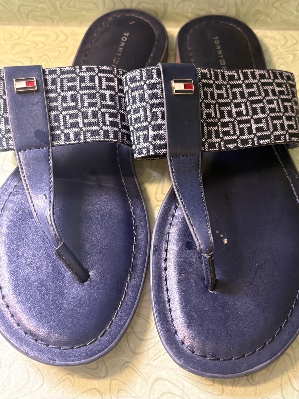 Tommy Hilfiger women’s navy blue monogram thong flip-flop sandals slip on size 8